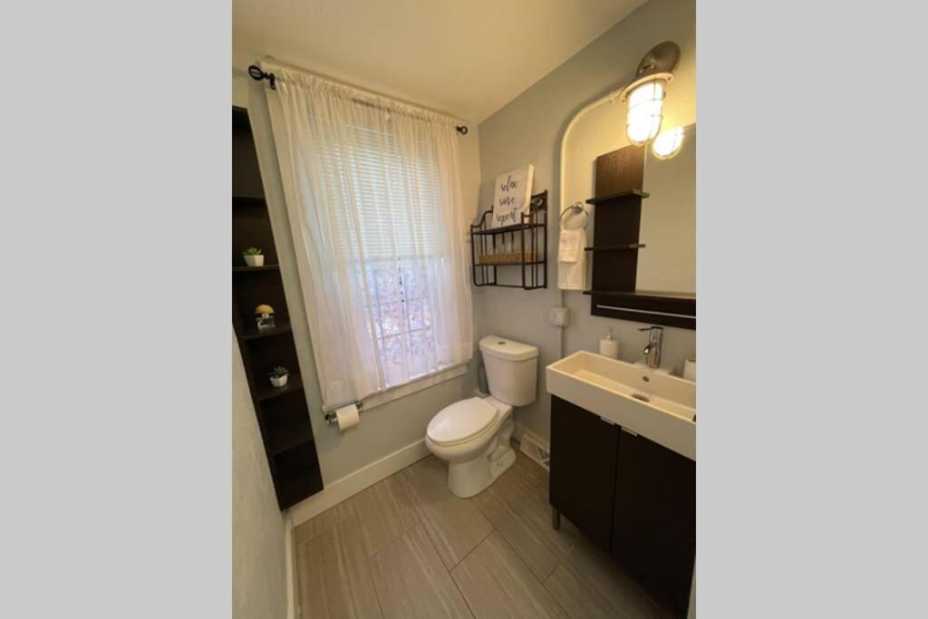 Industrial Brick Townhouse In Downtown Lancaster Villa Esterno foto